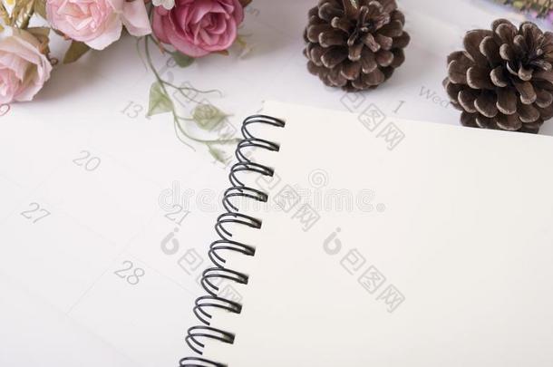 特写镜头笔记簿日记和日历和玫瑰花.组织