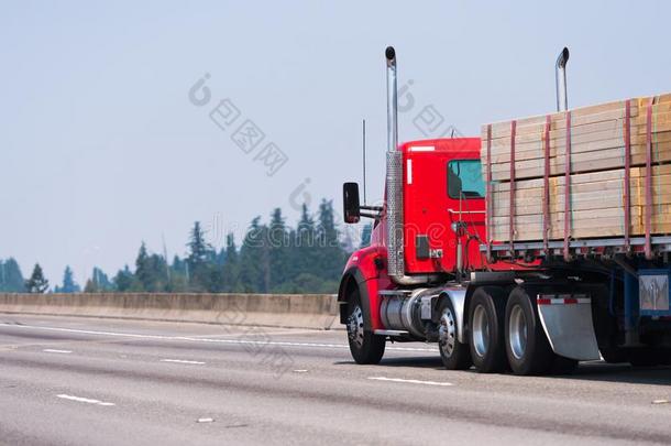 红色的大的船桅的装置半独立式住宅货车运送木材向平的床半独立式住宅拖车