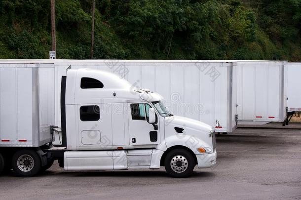 白色的半独立式住宅货车和拖车what采用g货物向停放份额采用Romania罗马尼亚