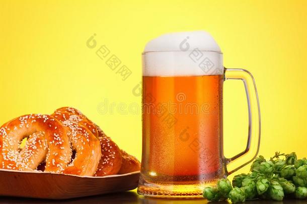 手艺啤酒和<strong>椒盐卷饼</strong>和跳上,向黄色的背景.