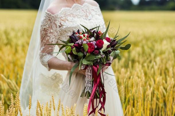 新婚的花束采用手关于指已提到的人新娘,新婚的附件,wedd采用
