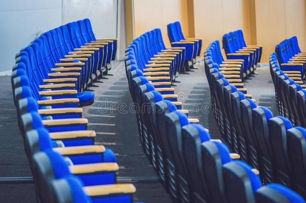 空的蓝色椅子在电影院或the在er或一会议房间