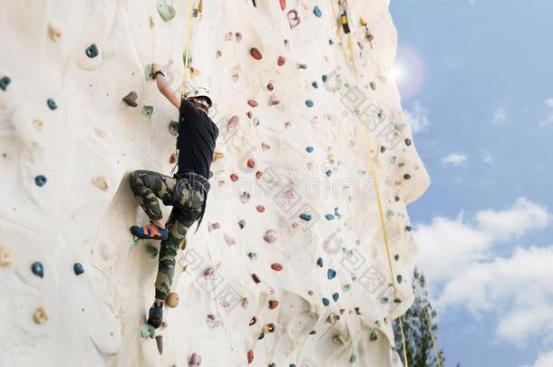 户外的攀登的运动活动观念:男人登山者向墙