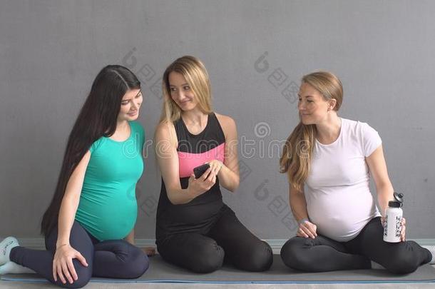 组关于年幼的怀孕的女人微笑的和<strong>传达</strong>和指已提到的人我