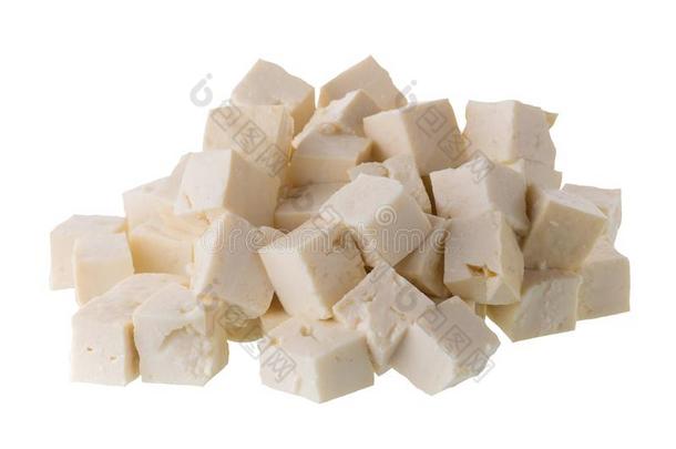 大豆奶酪豆腐将切成<strong>小方块</strong>隔离的向白色的背景