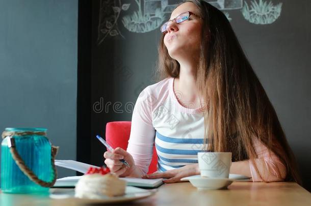 女孩采用一c一fe为一杯子关于c关于fee和指已提到的人笔记簿