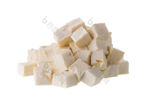 大豆奶酪豆腐将切成<strong>小方块</strong>隔离的向白色的背景