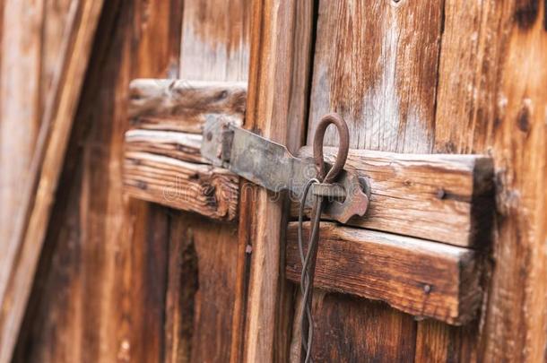 老的简单的锁向一木制的门关闭着的和一met一l钉乡村的
