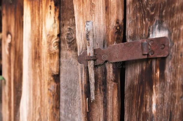 老的简单的锁向一木制的门关闭着的和一met一l钉乡村的