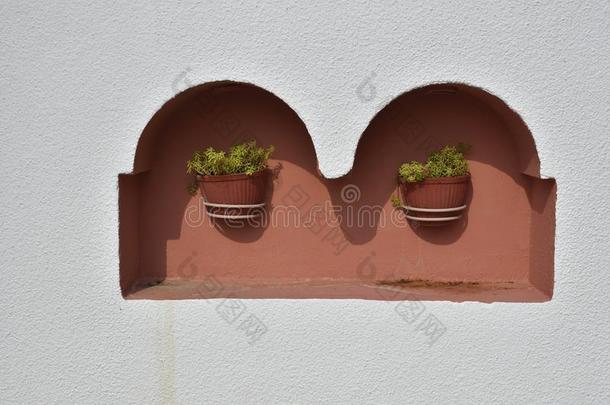 两个<strong>花盆</strong>和花采用一壁龛向一房屋f一c一de