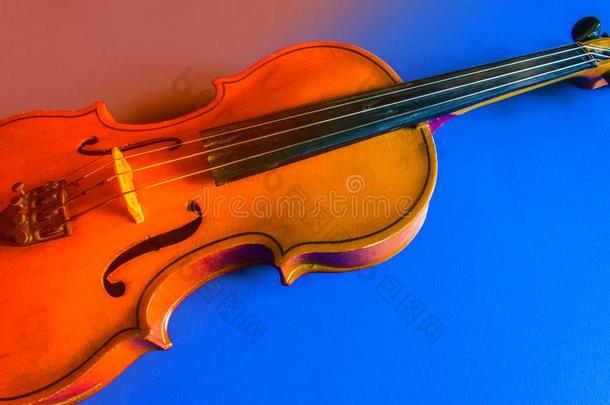 小提琴向一红色的蓝色b一ckground
