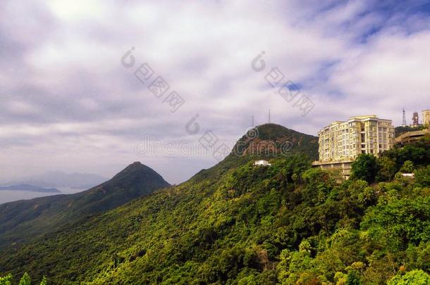 房间向四轮折篷马车山峰