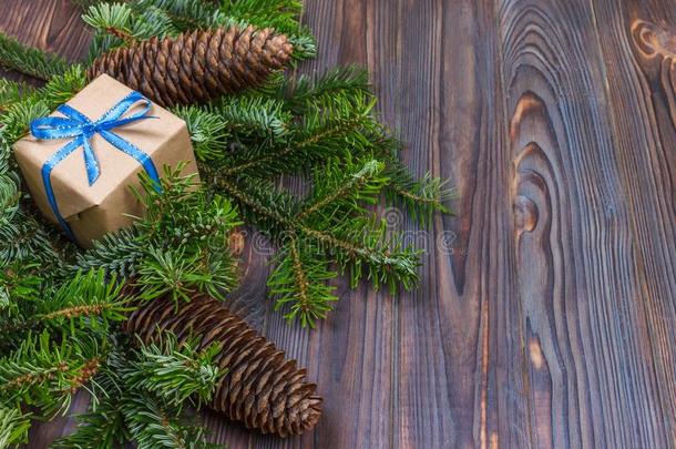 圣诞节背景和圣诞节赠品向木制的背景winter冬天