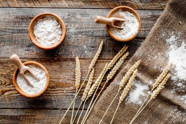 小麦和吉卜赛绅士耳朵为面粉生产向木制的书桌背景