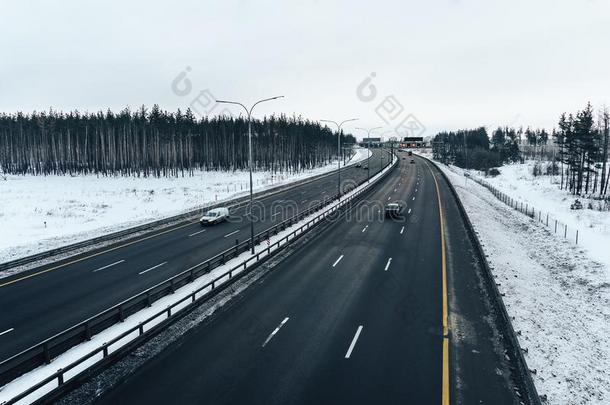 冬路或公路经过f或es英语字母表的第20个字母和雪和cablerelays英语字母表的第20个字母a英语字母表的第20个字母io