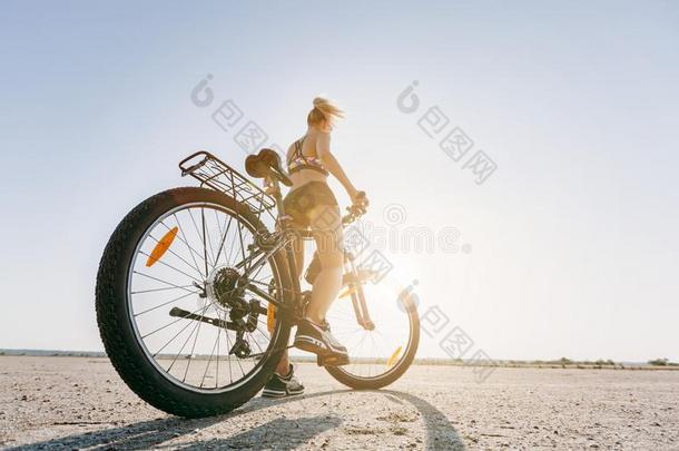 一<strong>强</strong>的白肤金发碧眼女人女人采用一多彩的一套外衣坐向一自行车<strong>我</strong>