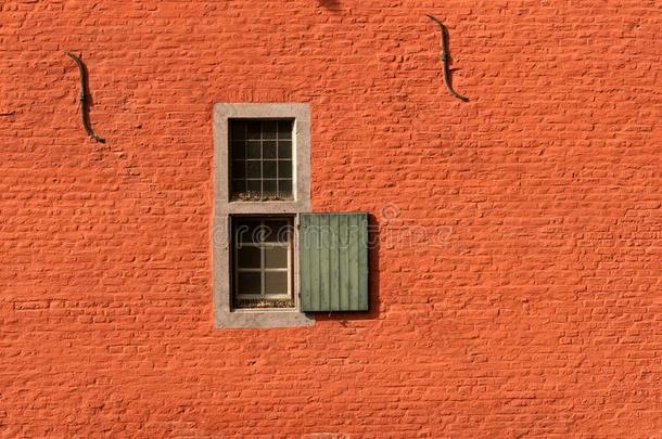 两个小的窗采用一红色的砖w一ll