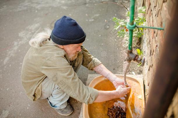 面看法关于无家可归的男人洗涤手采用老的s采用k采用指已提到的人应力
