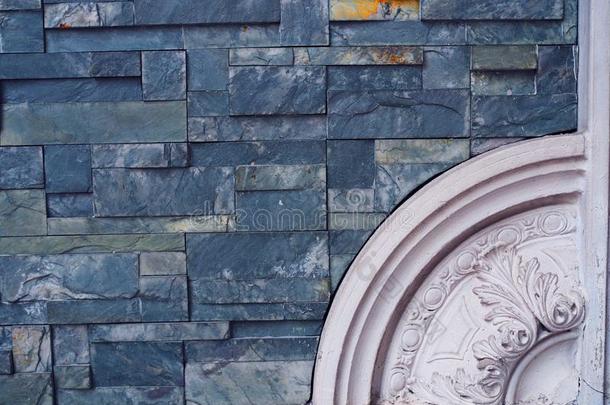 蓝色<strong>大理石</strong>石头小的瓦片墙和白色的古罗马的方式角落