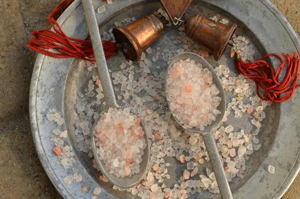 课程粉红色的喜玛拉雅的盐向白镴盘子和白镴spo向s