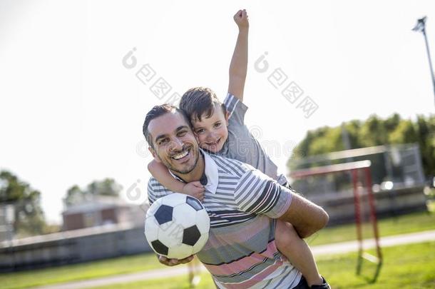 男人和小孩演奏足球向田