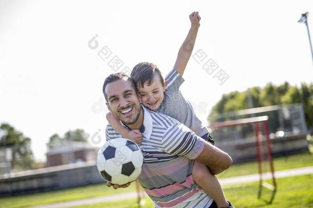 男人和小孩演奏足球向田