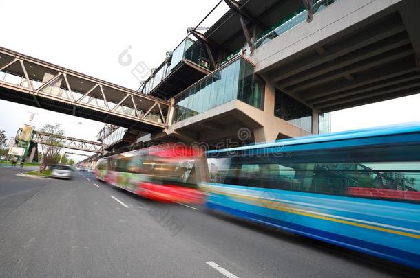 城市路表面地面和高架桥桥