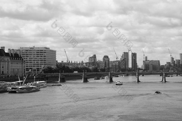 河泰晤士河采用伦敦黑的和白色的