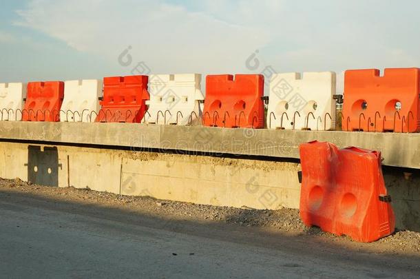交通安全在旁边红色的&白色的颜色障碍块在路construct建造