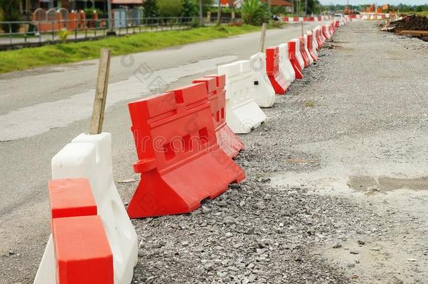交通安全在旁边红色的&白色的颜色障碍块在路construct建造