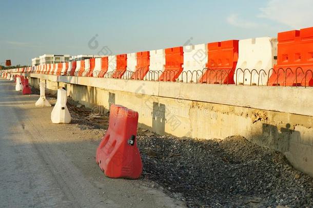 <strong>交通安全</strong>在旁边红色的&白色的颜色障碍块在路construct建造