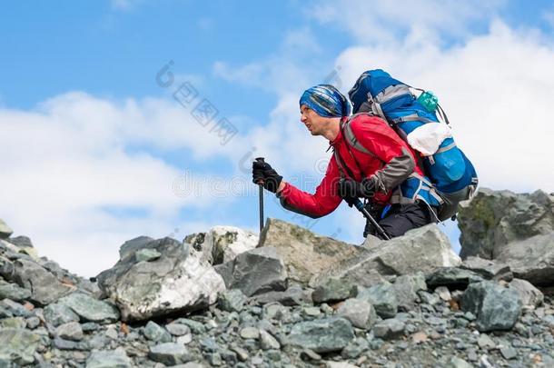 远足者是（be的三单形式攀登的多岩石的斜坡关于山采用阿尔泰语山s,RussianFederation俄罗斯联邦