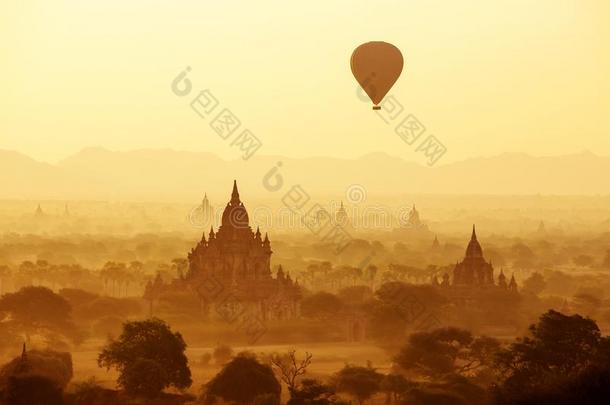 天空气球越过佛教的庙在日出.巴甘,缅甸.