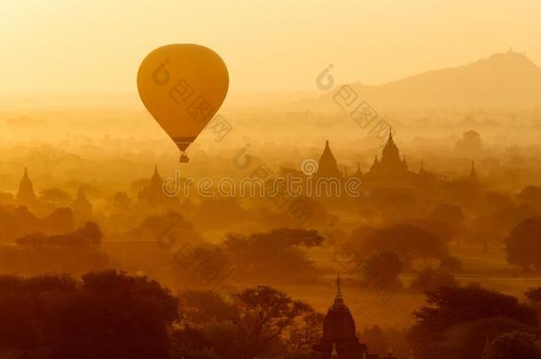 天<strong>空气球</strong>越过佛教的庙在日出.巴甘,缅甸.