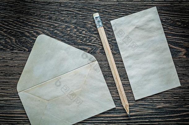 酿酒的信封干净的纸纸铅笔向黑的板