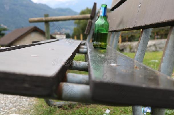 啤酒瓶子向一长凳