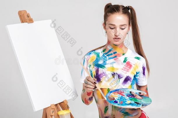 女人画家污染的采用富有色彩的pa采用t绘画向帆布.