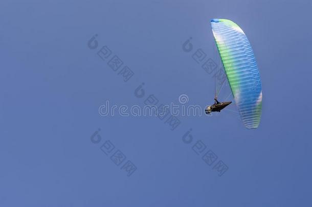 做空中造型动作的跳伞运动员采用指已提到的人云