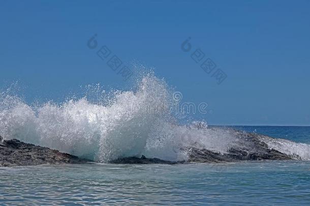 海喷反对岩石关于潮水的水池