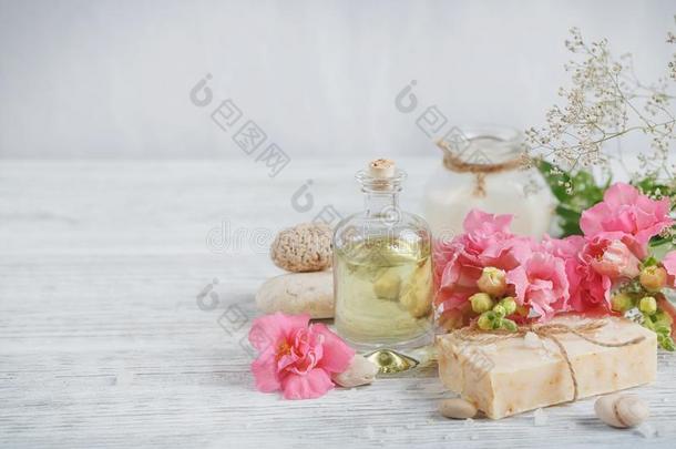 自然的手工做的肥皂,芳香的油和花向白色的木制的
