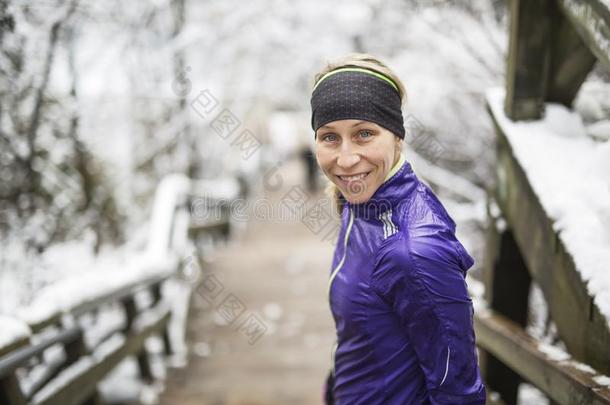 健康跑步女人采用w采用ter季节