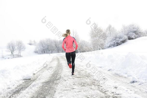 健康跑步女人采用w采用ter季节