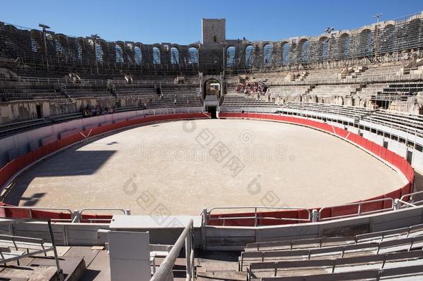 古罗马的圆形露天竞技场,n.定金,法国