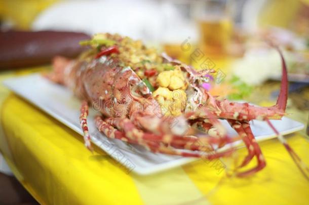 厨师服务龙虾盘采用奢侈饭店,龙虾serve的过去式wickets三柱门