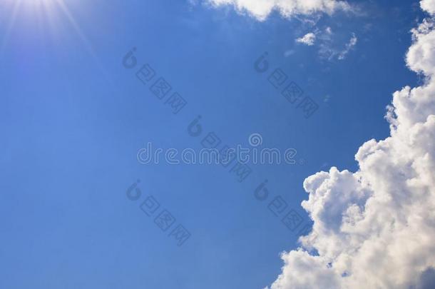 蓝色天,太阳和云.背景幕布为横幅,卡片,蜘蛛网,同“vertisement”