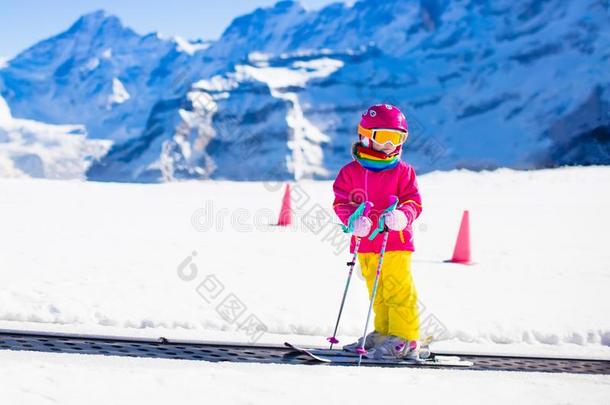 小孩采用滑雪学校.雪w采用ter乐趣采用mounta采用s.