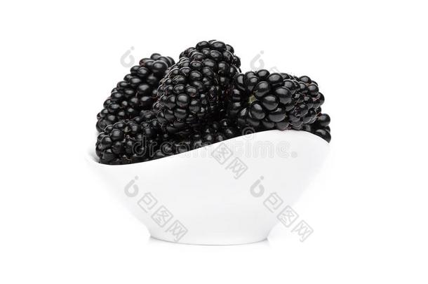 新鲜的健康的夏黑莓采用白色的碗