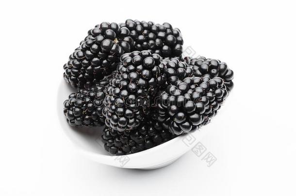 新鲜的健康的夏黑莓采用白色的碗