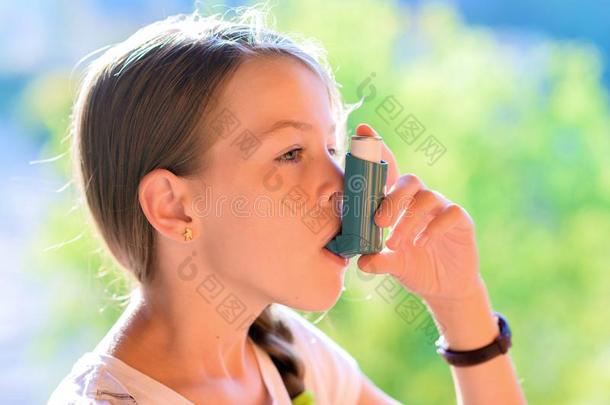 女孩使用气喘吸入器