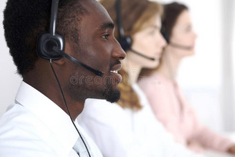 非洲的美国人呼唤经营者采用戴在头上的耳机或听筒.呼唤中心bus采用ess图片